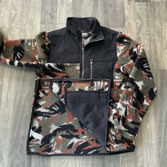 LL Bean High Pile Fleece 1/4 Zip Pullover Jacket 
Men’s SMALL
Green Black Camo - Picture 2 of 9